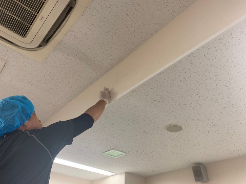 高所除塵作業中